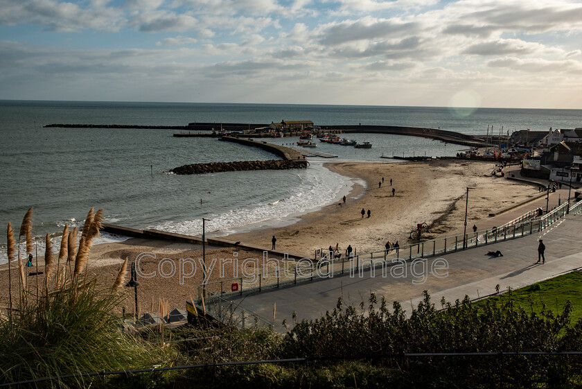 lyme-041 
 Lyme Regis and Uplyme riverside walk 
 Keywords: Lyme Regis, Uplyme, coastal town, Devon, Dorset, boarder, riverwalk, seaside, sea view, gardens, the sea, The Cobb, Beach, Sunshine, blue sky, clouds, sandy beach